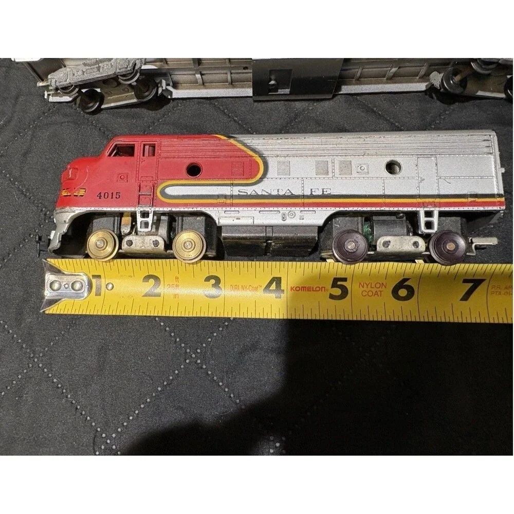 Vintage Tyco HO Scale Santa Fe Warbonnet F9 Locomotive 4015 & 7 Passenger Cars